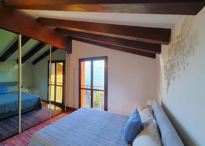 House In With Garden And Views Луино