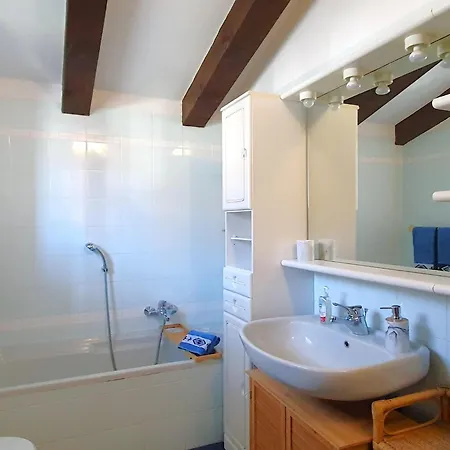 Сasa de vacaciones House In With Garden And Views