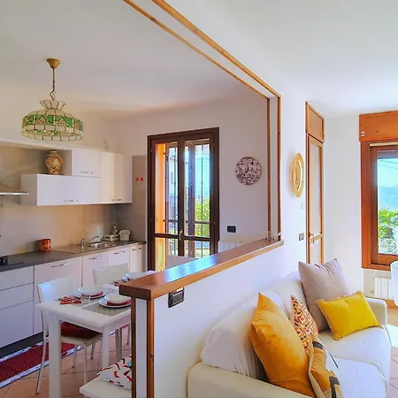 Сasa de vacaciones House In With Garden And Views